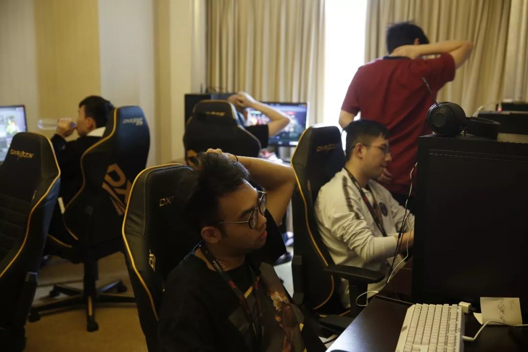 Scout ：第一局中路的团战就我们觉得可以打就打了