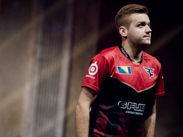 资讯最爱的M4皮肤，枫叶皮肤。手感真不错