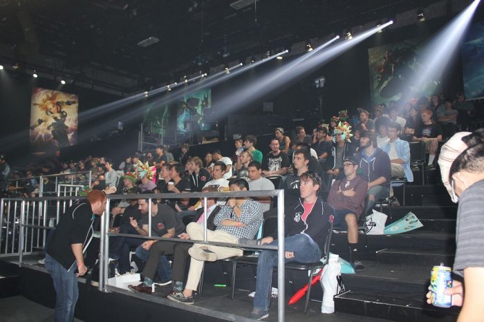 上课时间！Zeus Quesanti 教授 Siwoo Gnar。双C在团战中展现他们的实力。 Hanwha Life Esports 赢得了第一场比赛